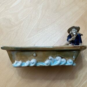 VINTAGE  ceramic row‎ boat in excellent condition good condition, with figure